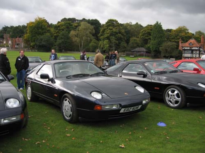 Porsche 928 parked on the green at the Barley Mow