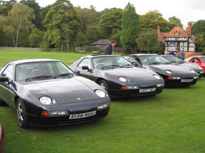 Porsche 928 parked on the green at the Barley Mow