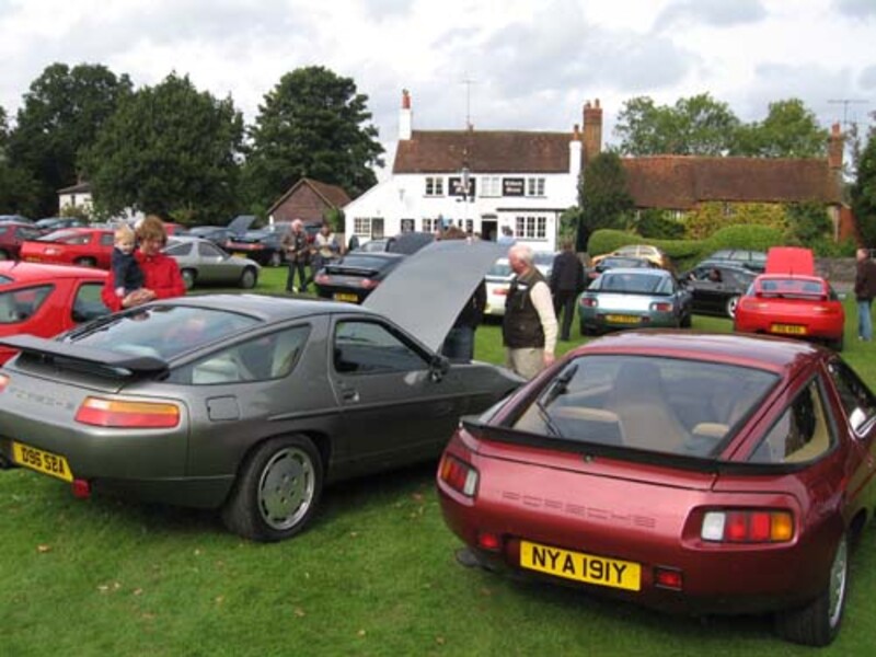 Porsche 928 parked on the green at the Barley Mow
