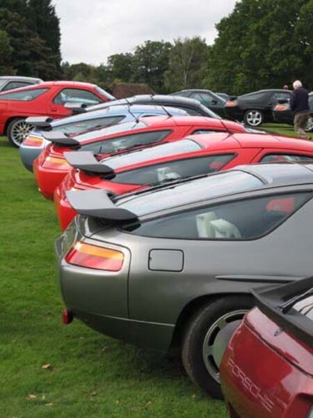 Porsche 928 parked on the green at the Barley Mow