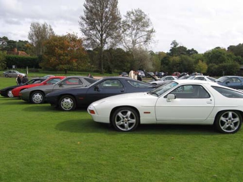 Porsche 928 parked on the green at the Barley Mow