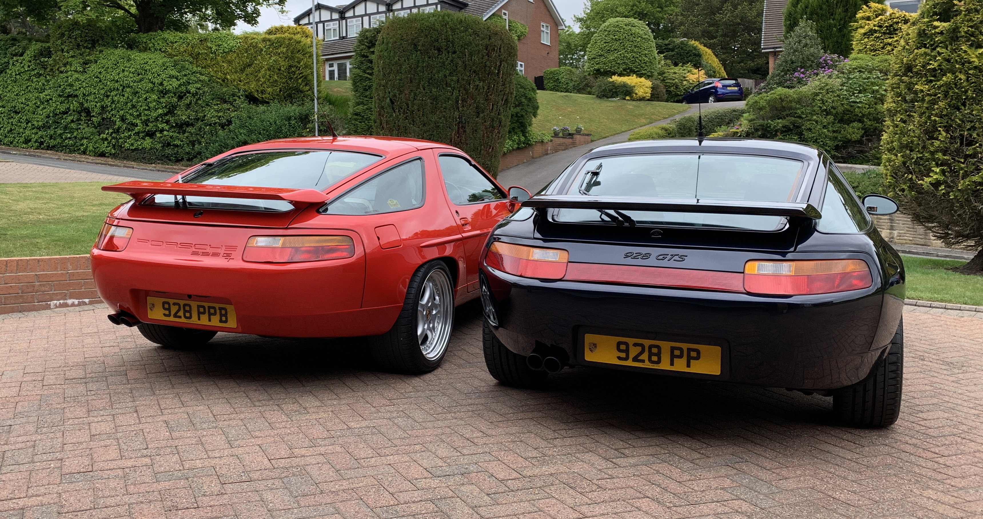 1991 guards red 928 GT and a 1994 midnight blue 928 GTS
